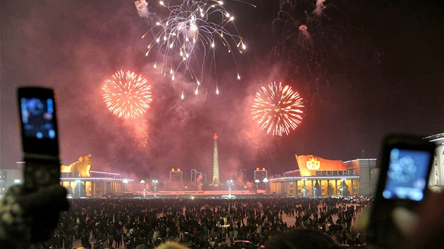 Severokorejci na nmst Kim Ir-sena v Pchjongjangu oslavuj pchod novho roku (1. ledna 2013)