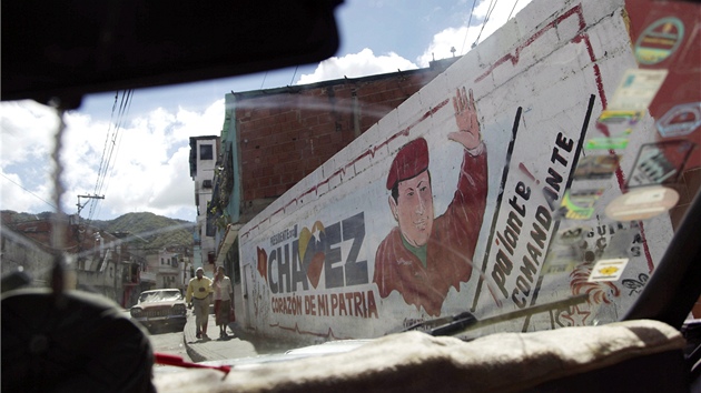 Pohled z auta na ze v Caracasu, kde je zobrazen veneuzelsk prezident Hugo Chvez (2. ledna 2013)