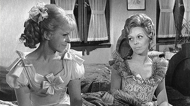 Iva Janurov a Jiina Jirskov v televiznm serilu Satky z rozumu (1968)