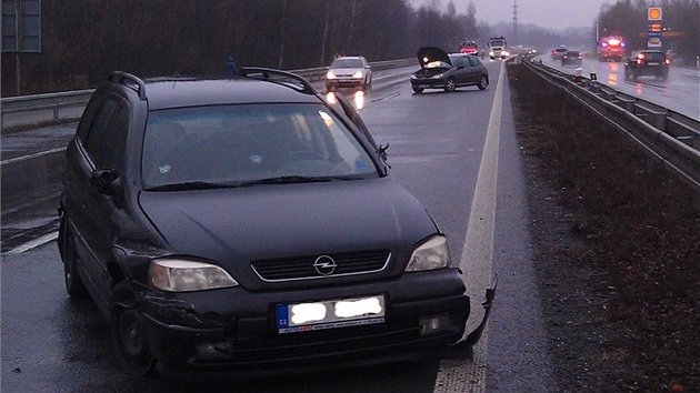 Hromadn nehoda na zledovatl silnici mezi Ostravou a Frdkem-Mstkem. (2. ledna 2013)