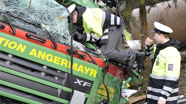 Policist na mst tragick nehody.