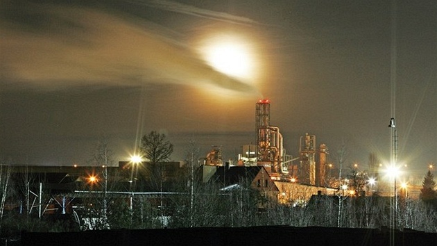 Silná měsíční záře v prosinci nad areálem Kronospanu v Jihlavě.