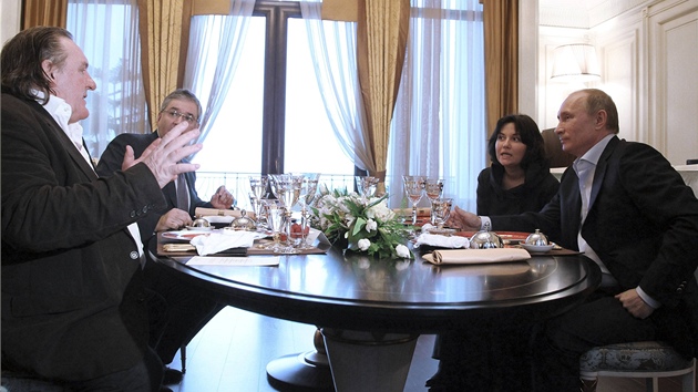 Grard Depardieu a Vladimir Putin pi setkn v lednu 2013