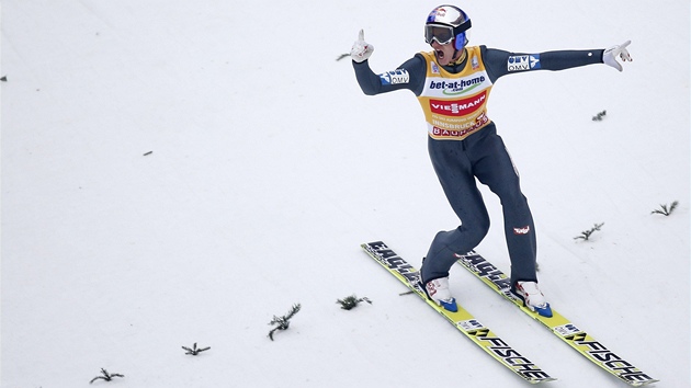 Rakouský skokan na lyích Gregor Schlierenzauer jásá po skoku ve tetím závodu
