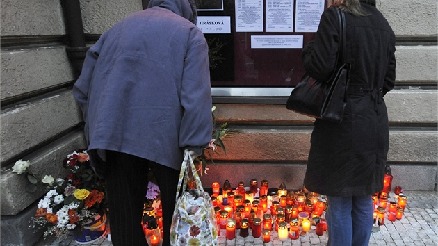 Lidé zapalovali po smrti Jiiny Jiráskové svíky u vinohradského divadla.