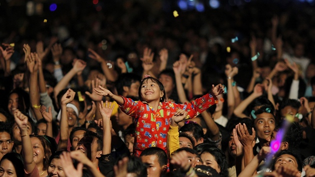 Poprv se pchod novho roku oslavoval v Barm. V Rangnu se podle organiztor shromdilo asi 90 000 lid.