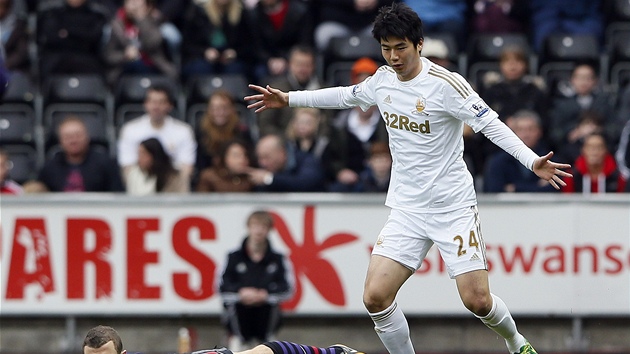 PD. Ki Sung-Jeng ze Swansea poslal k zemi Jacka Wilsherea. Jeho tm v pohrovm duelu s Arsenalem remizoval. 