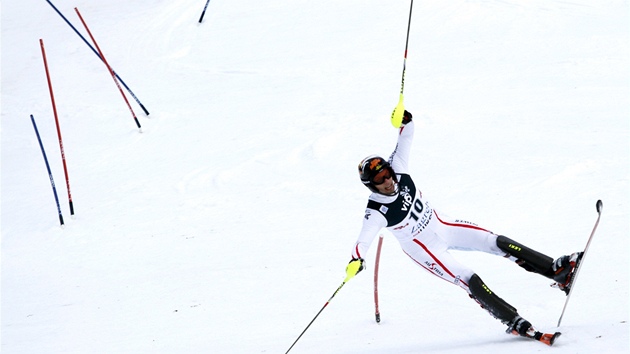 UDRET BALANC. Rakuan Mario Matt pedvdl mezi slalomovmi brankami v Zhebu akrobatick kousky, pesto nakonec doshl na stupn vtz. 