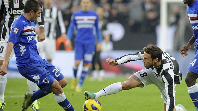 DLOUH NOHA. Claudio Marchisio z Juventusu se natahuje po balonu, o nj m zjem i janovsk Nenad Krstii. 