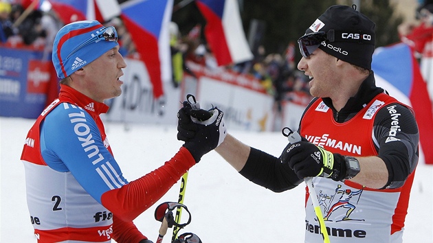 GRATULACE. vcar Dario Cologna (vpravo) gratuluje svmu pemoiteli Alexandru Legkovovi z Ruska. 