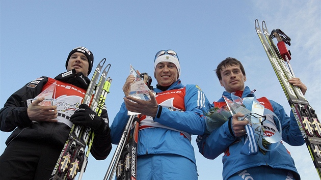 TI NEJLEP. Seril Tour de Ski vyhrl Alexandr Legkov (uprosted), druh skonil Dario Cologna (vlevo) a tet Maxim Vyleganin. 