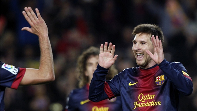 GLOV OSLAVA. Lionel Messi se spoluhri slav branku v utkn proti Espanyolu Barcelona. 