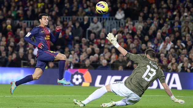 OBLOUEK. Pedro Rodriguez chytrým dloubákem stílí tetí gól Barcelony v derby