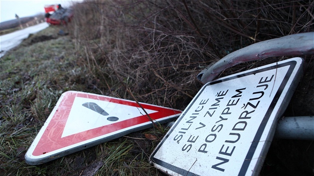 idika pevrtila auto na stechu ped hrz Rozkoe, porazila znaku (4.1.2013).