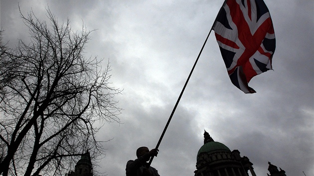 Probritt radiklov svj protest vyjdili mvnm britskmi vlajkami (7. ledna 2013).