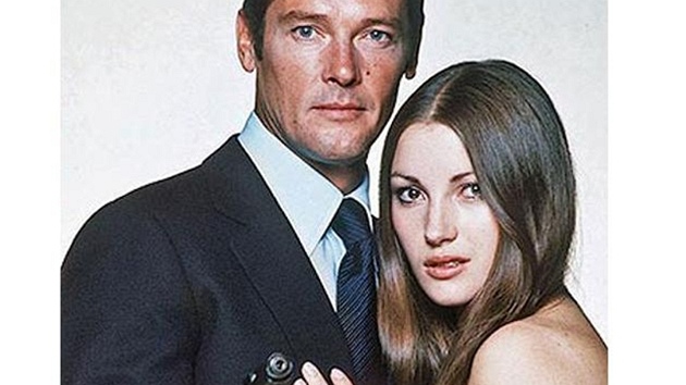 Roger Moore a Jane Seymourov v bondovce t a nechat zemt (1973)