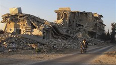 Rozbombardované budovy v syrské provincii Idlíb (1. ledna 2013)