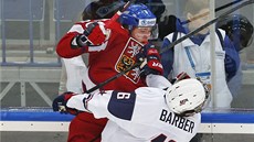 Americký hokejista Riley Barber v tvrdém souboji s Dmitrijem Jakinem. 