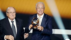 Oceněn byl i legendární "Císař". Franz Beckenbauer, který převzal Trofej Oceněn byl i legendární "Císař". Franz Beckenbauer, který převzal Trofej