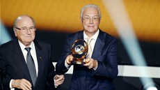 Ocenn byl i legendární "Císa". Franz Beckenbauer, který  pevzal Trofej