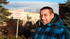 Muž s přezdívkou Kikač čekal před všehrdskou věznicí na bratra a vyprávěl, s Muž s přezdívkou Kikač čekal před všehrdskou věznicí na bratra a vyprávěl, s
