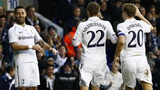 SNADNÁ PRÁCE. Fotbalisté Tottenhamu oslavují tetí gól v síti Coventry City.