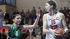 Královéhradecká Michaela Hartigová (vpravo) v utkání proti Valosunu Brno. Královéhradecká Michaela Hartigová (vpravo) v utkání proti Valosunu Brno.