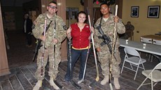 Nadace Sticks for Troops zásobuje americké vojáky v Afghánistánu hokejkami. Nadace Sticks for Troops zásobuje americké vojáky v Afghánistánu hokejkami.