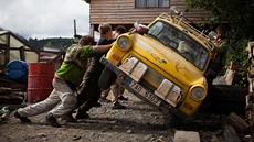 Trabant je boí auto. Potebujete opravit nco na podvozku? Neni problém, staí...