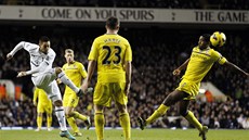 Clint Dempsey z Tottenhamu (vlevo) stílí na branku Readingu v utkání Premier