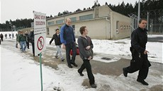 Dozorce naposledy provádí propuštěné vězně areálem věznice v Rapoticích na Dozorce naposledy provádí propuštěné vězně areálem věznice v Rapoticích na