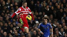 ZPRACOVANÍ VE VZDUCHU. Adel Taarabt  z Queens Park Rangers si v utkání s