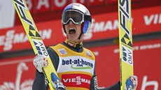 Rakouský skokan na lyích Gregor Schlierenzauer se raduje z triumfu ve tetím