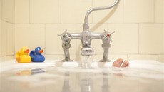 Denně plná vana, staré baterie - a hned za vodné a stočné a ohřev vody Denně plná vana, staré baterie - a hned za vodné a stočné a ohřev vody