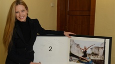 Petra Nmcová s jedním ze svých snímk z kalendáe Pirelli