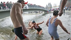 Pátý ročník novoročního zimního plavání v Jihlavě přilákal tři desítky otužilců Pátý ročník novoročního zimního plavání v Jihlavě přilákal tři desítky otužilců