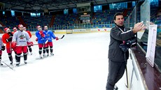 Jiří Kučera v roli hlavního trenéra hradeckých hokejistů. Jiří Kučera v roli hlavního trenéra hradeckých hokejistů.