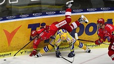 BODYČEK. Zlínský útočník Ondřej Veselý se postavil do cesty Aleši Kotalíkovi z BODYČEK. Zlínský útočník Ondřej Veselý se postavil do cesty Aleši Kotalíkovi z