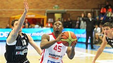 Nymburský Damond Carter se probíjí obranou Nižného Novgorodu. Nymburský Damond Carter se probíjí obranou Nižného Novgorodu.