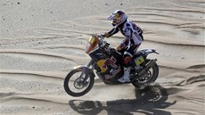 Cyril Despres na motocyklu KTM projídí druhou etapou Rallye Dakar. 