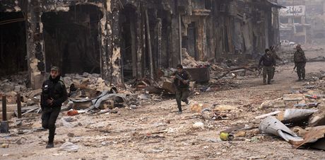 Bojovníci loajální prezidentovi Baáru Asadovi v Aleppu (10. ledna 2013)