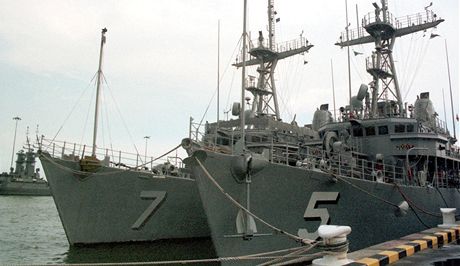 Americká minolovka USS Guardian (vpravo) na archivním snímku