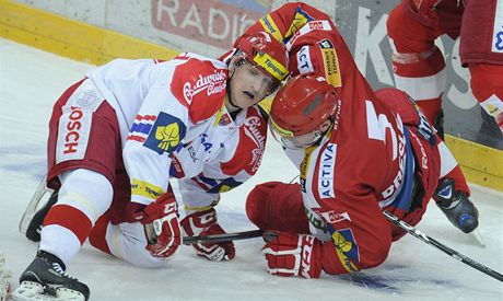 Jan Dresler ze Slavie (vpravo) v souboji s Tomáem Mertlem z eských Budjovic. 