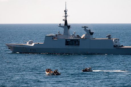 Zásah francouzské fregaty Sourcouf proti somálským pirátm