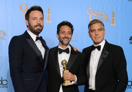 Herec a reisr Ben Affleck a producenti Grant Heslov s Georgem Clooneym se...