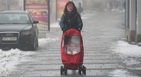 Lidé v Ostrav si na smog v zim u zvykli. Smíit se vak s ním nehodlají. (ilustraní snímek)