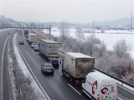 Sedmadvacetiletá ena se opilá snaila pebhnout dálnici. Dalí ena pak pinutila idie autobudu zastavit mimo zastávku (Ilustraní snímek)