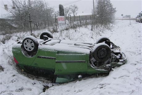 Ukradené auto, které ídil zfetovaný amnestovaný vze, skonilo mimo dálnici