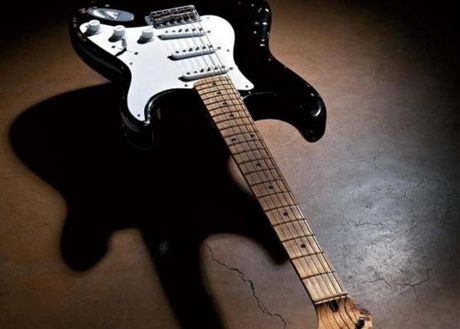Claptonova slavn kytara Fender Stratocaster, zvan Blackie (z knihy Chris...