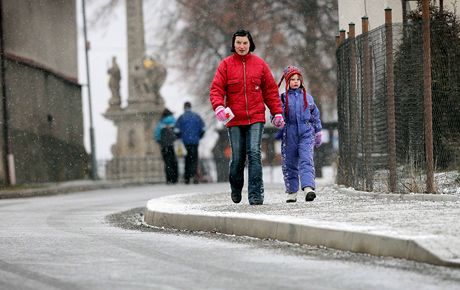 Centrum Bezdruic je opravené. Rekonstrukcí proly ulice, chodníky i parkovací místa. Mstu ale te hrozí, e bude muset vrátit dotaci, kterou získalo od EU.